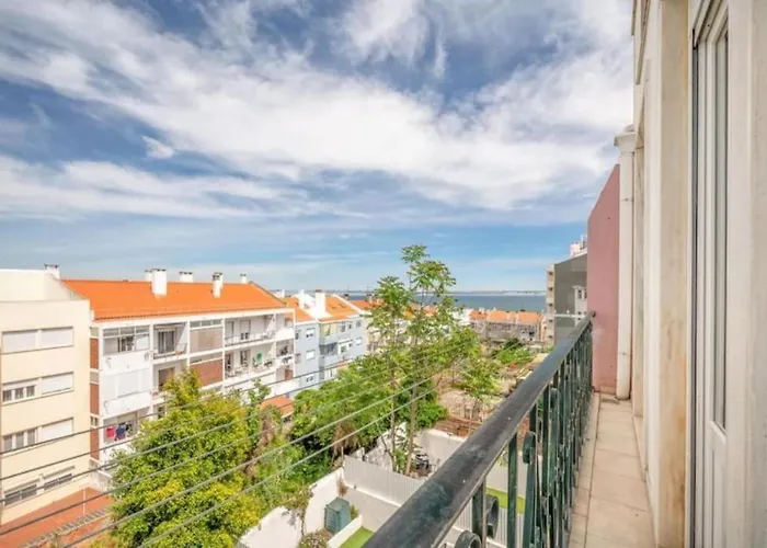 Luxury Smart Flat W/ River Views