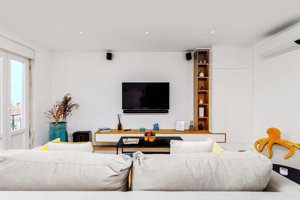 Luxury Smart Flat W/ River Views Apartment *
