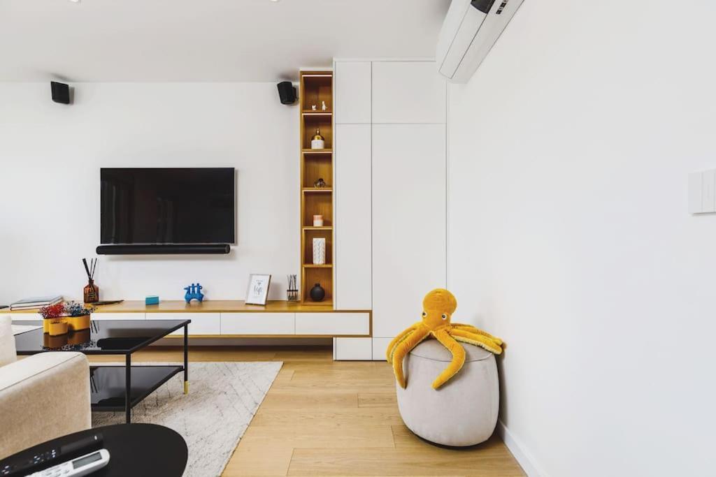 Luxury Smart Flat W/ River Views Apartment *