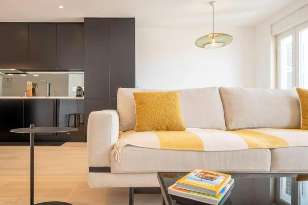 Luxury Smart Flat W/ River Views Apartment